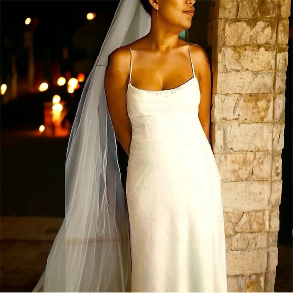 🌹NEW🌹White Lace Overlay Keyhole Back Elegant Feminine Size 12 Wedding Dress - Picture 6 of 13